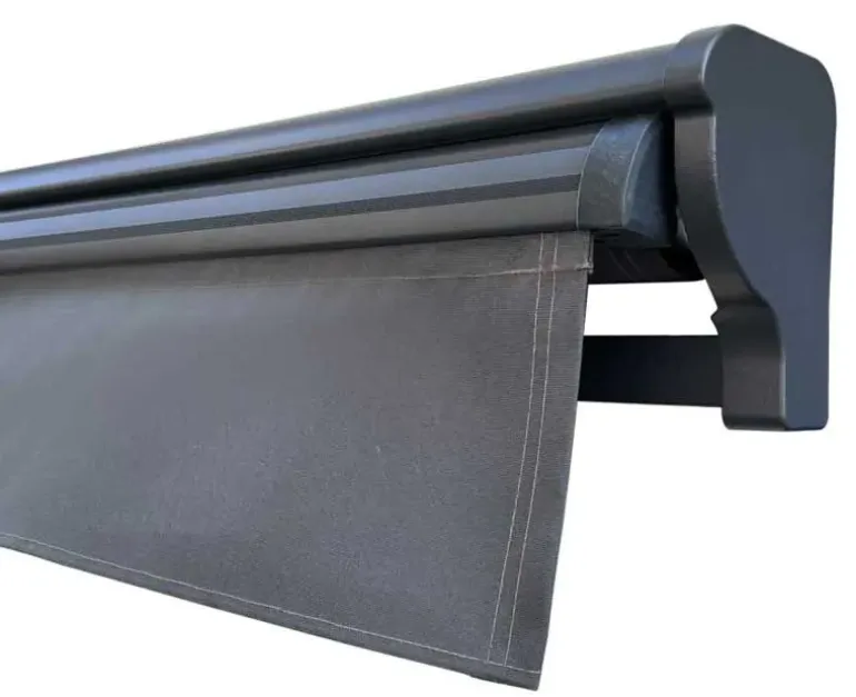 Pil markise – semikassette med motor – 4,8 x 3 meter – Grå